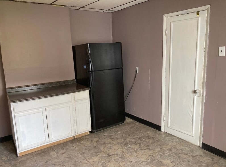 The kitchen - 653 Morgan St