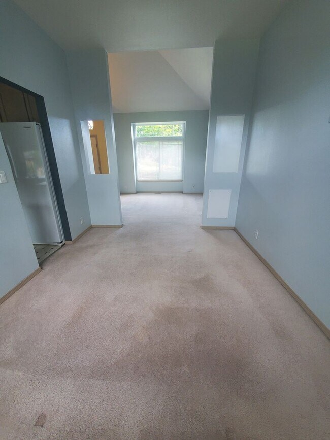 Building Photo - Bright 4BD/2.5BTH Lynnwood Home with Vault...