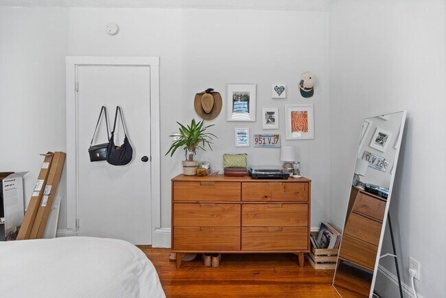 Building Photo - 703 E 2nd St