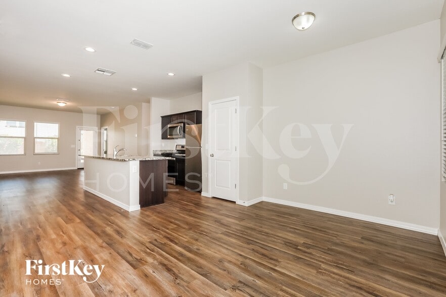 Building Photo - 335 W Powell Dr