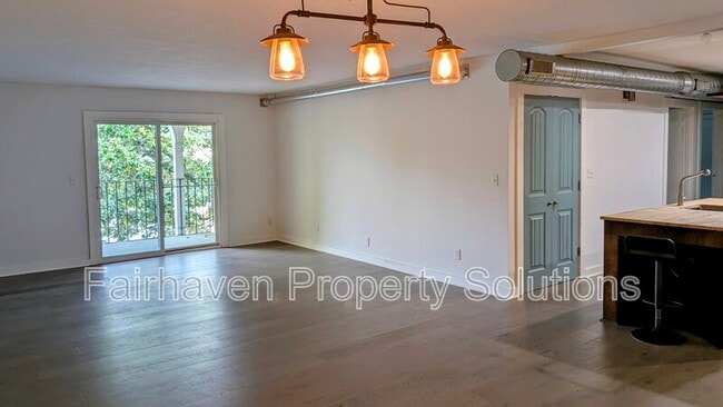 Building Photo - 500 River St