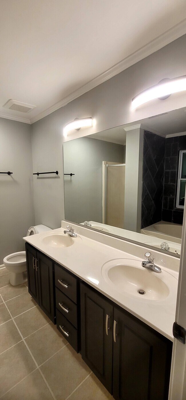 Building Photo - 730 3rd St NE