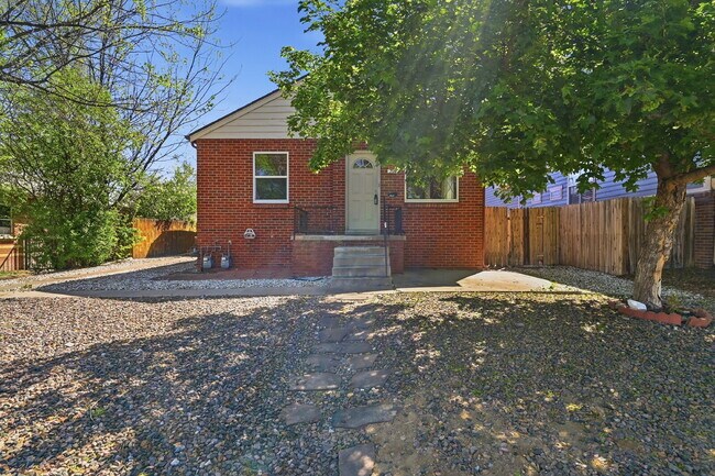 Building Photo - $2,895.95, 3-bed, 2-bath duplex in Denver with a washer and dryer and $300 off the first month's ...