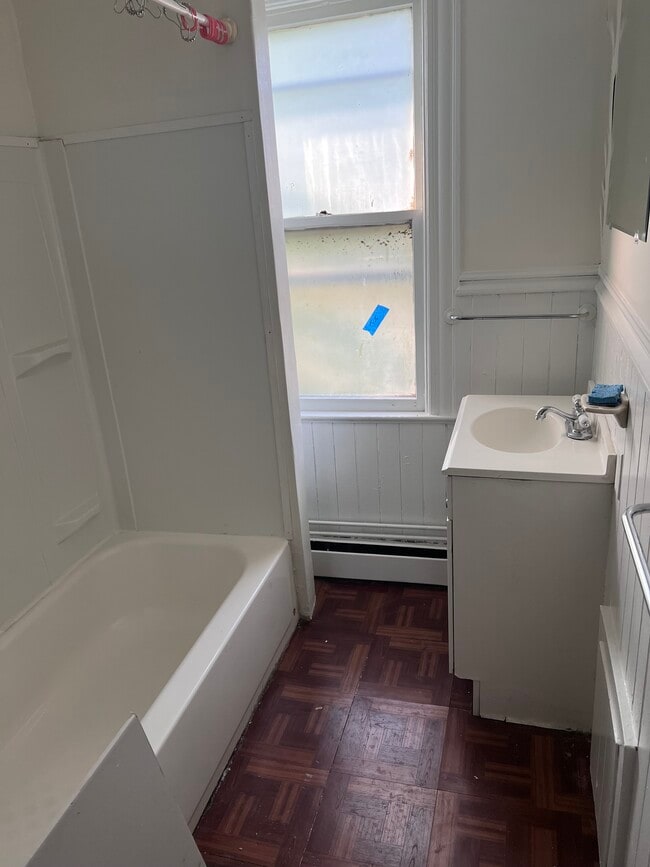 Building Photo - 140 Center St