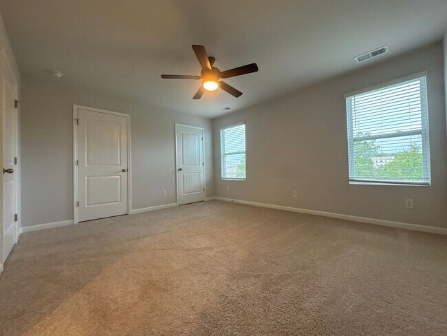 Building Photo - Beautiful 3BR/2.5BA Townhome in a Prime Lo...