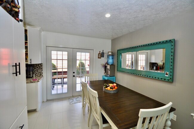 Building Photo - 3330 Beran Dr