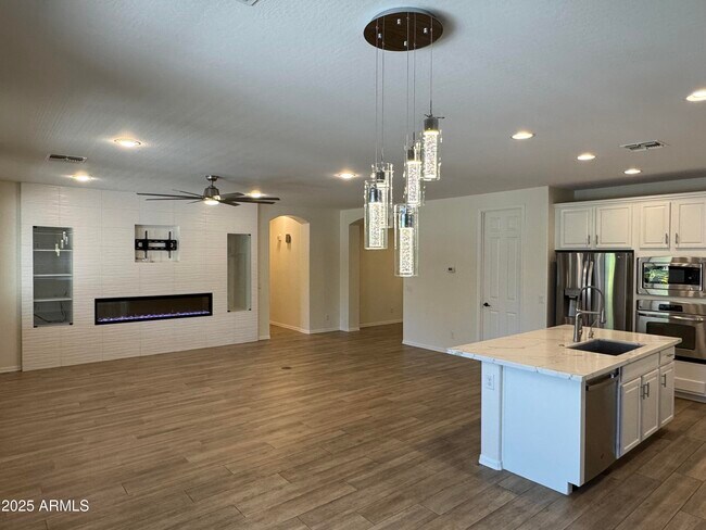 Building Photo - 712 W San Carlos Way