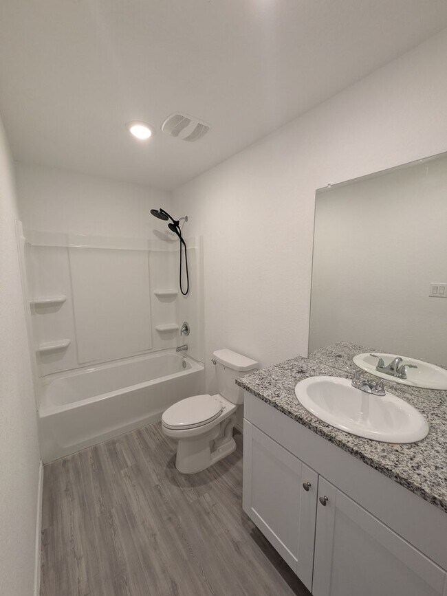 Building Photo - Fresh and Clean in New Braunfels!!