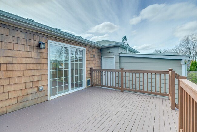 Building Photo - Charming Home in Sought-After Lower Kennydale