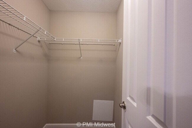 Building Photo - "Charming 3-Bed Oasis with 2 Full Baths in...