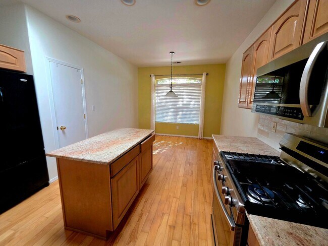 Building Photo - 3-Bedroom, 2-Bathroom Home in Desirable Fa...