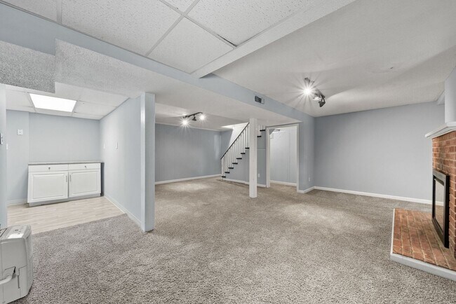 Building Photo - 3 Bedroom Pet Friendly Home For Rent!