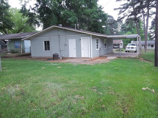 Building Photo - 2832 Holiday Ln