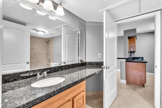 Building Photo - 2820 N Oakland Forest Dr