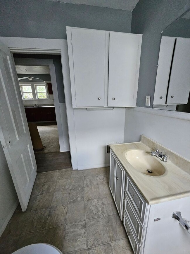 Building Photo - Lower 2 bedroom unit ALL UTILITIES INCLUDED