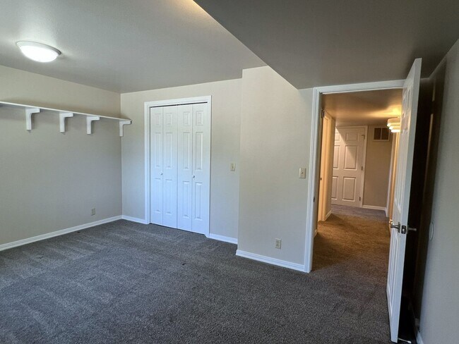 Building Photo - Fantastic 4 bed 3 bath home in the Highlan...