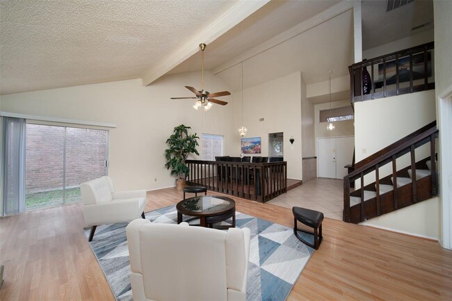 Building Photo - 10619 Chapel Hill Dr
