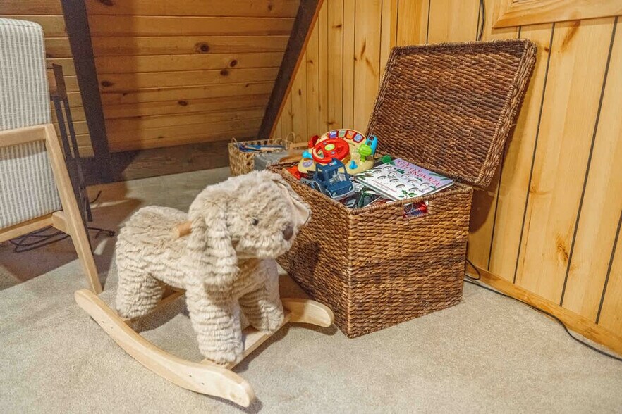 Building Photo - 300 Tomahawk Ave