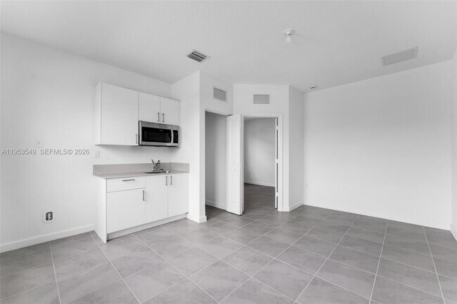 Building Photo - 2960 SE 23rd Ave