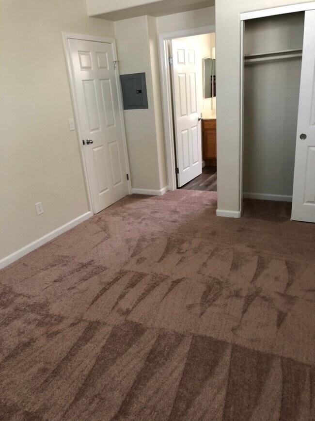 Building Photo - 1000 Prospect Ave