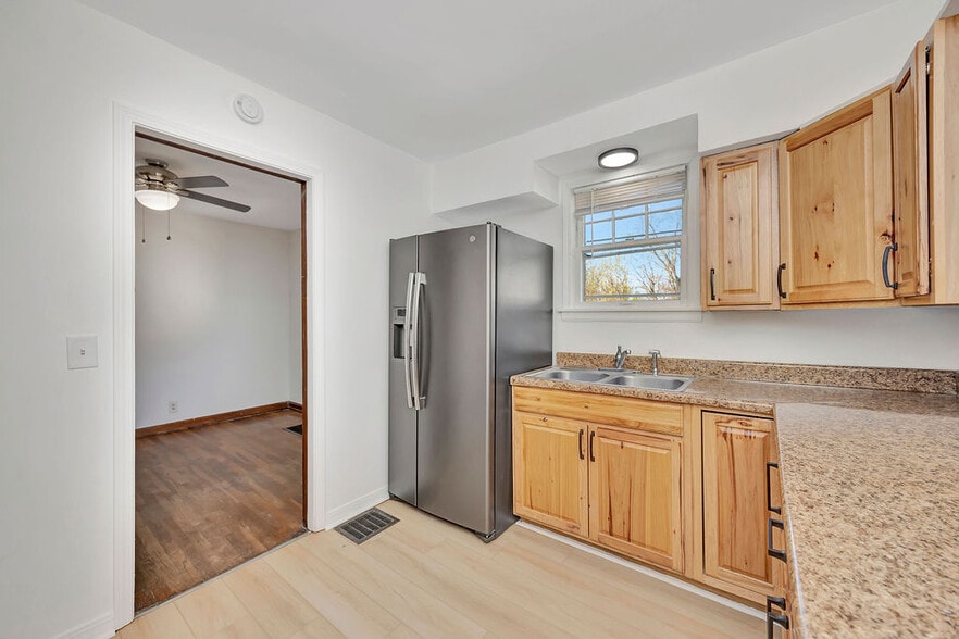 Building Photo - 8253 Brownsway Ln