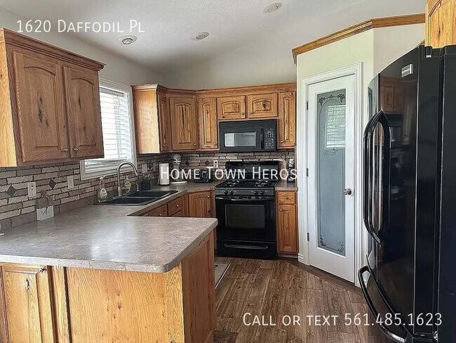 Building Photo - 1620 Daffodil Pl