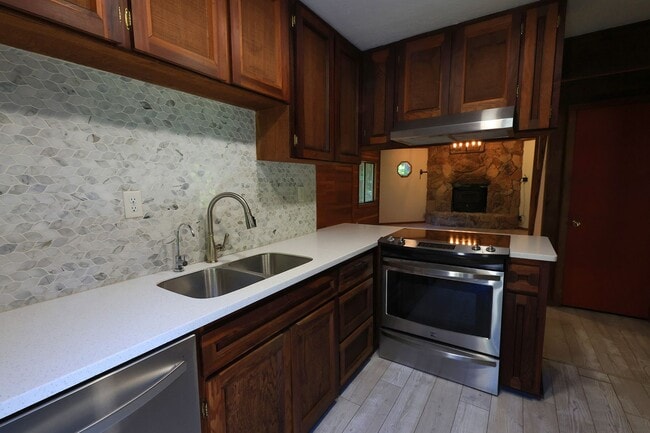 Building Photo - 4452 Greenwood Heights Dr