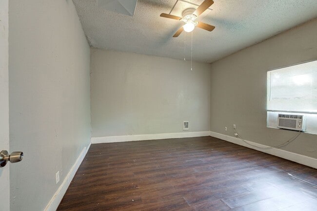 Building Photo - Large 2 bed / 1 bath house! 3 Minutes from I-235, and 10 Minutes from Bricktown!