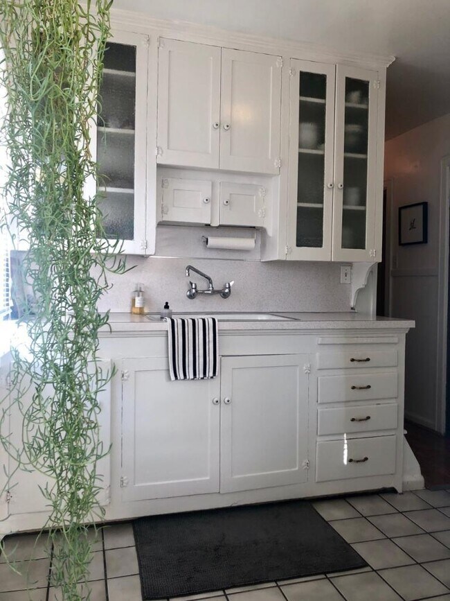 Building Photo - 1112 900 E