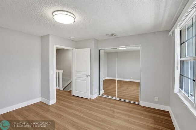 Building Photo - 4903 SW 31st Terrace