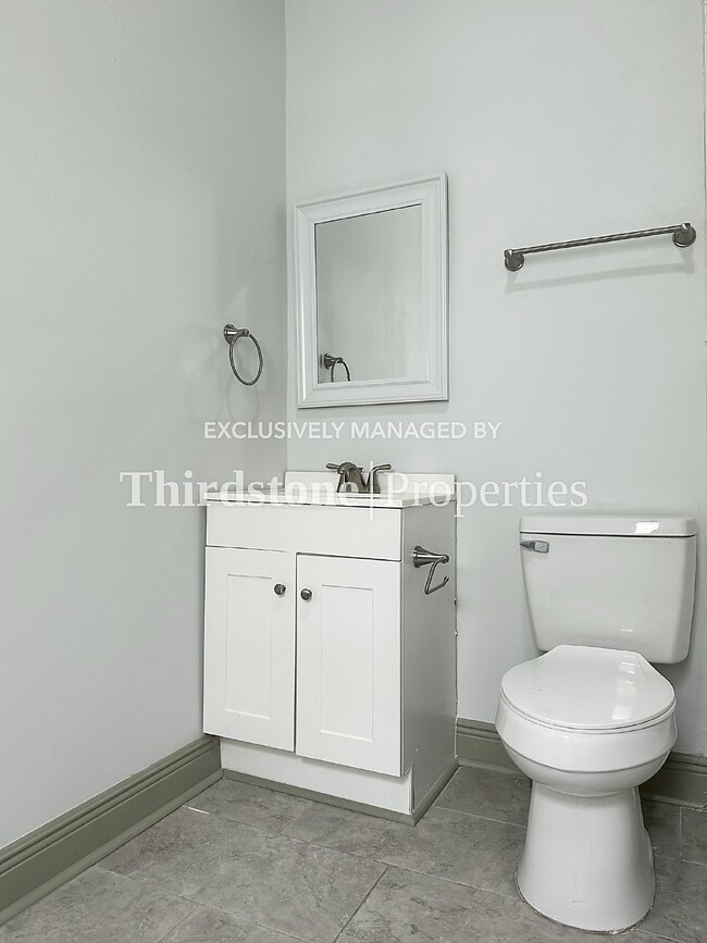 Building Photo - 210 E 9th St