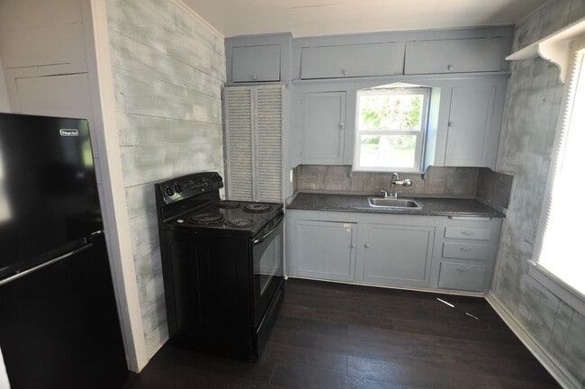 Building Photo - FOR LEASE - 1 BR - 1 BA Frame Home on Larg...