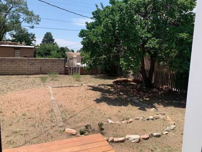 Building Photo - Renovated Santa Fe Home!!