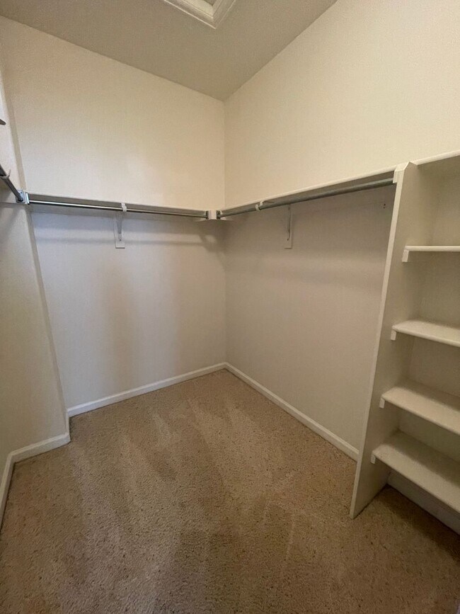 Building Photo - Spacious 3 Bed, 2.5 Bath Townhome in Rigden Farm! Unit E!