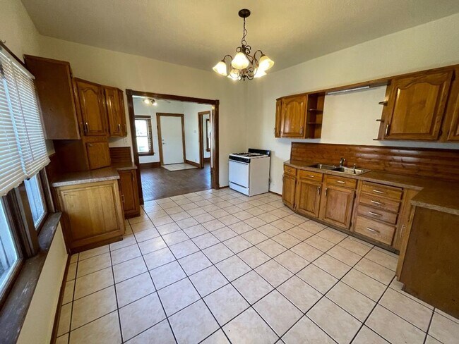 Building Photo - ADORABLE 2 BEDROOM 1 BATHROOM HOUSE IN CENTRAL NORMAN