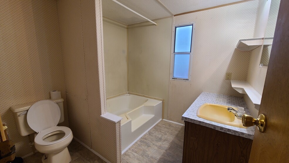 Building Photo - 77 Saturn Ln