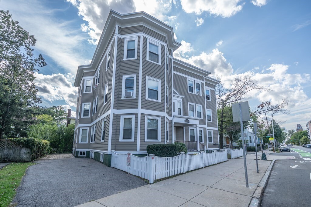 Building Photo - 1588 Cambridge St