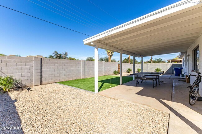 Building Photo - 1308 W 6th St