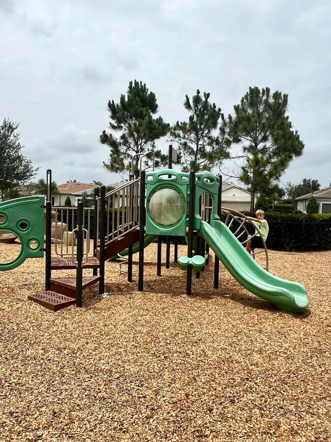 Building Photo - 655 S E Boboli Way
