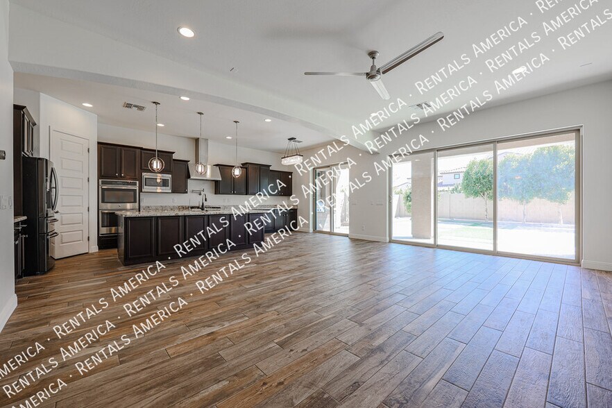 Building Photo - 4121 E Yellowstone Pl
