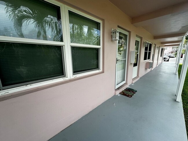 Building Photo - Cozy Updated Studio Unit in Central Island Complex-Available APRIL-2026