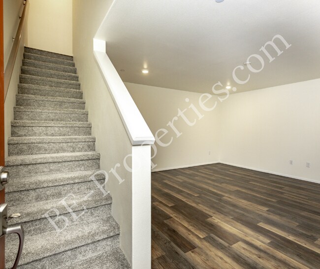 Building Photo - Beautiful 3 Bedroom 2.5 Bathroom Townhouse.