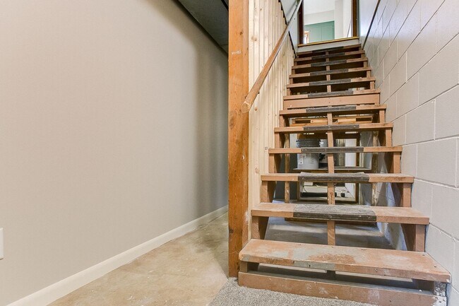 Building Photo - Updated 3 Bedroom Duplex in Battle Creek