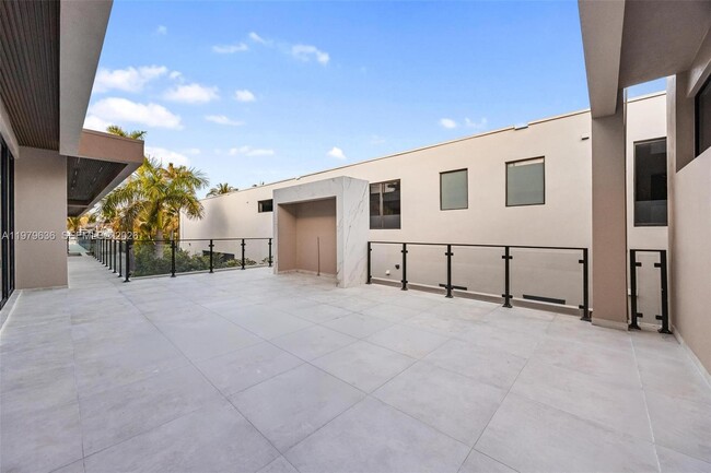 Building Photo - 723 NE 77th St