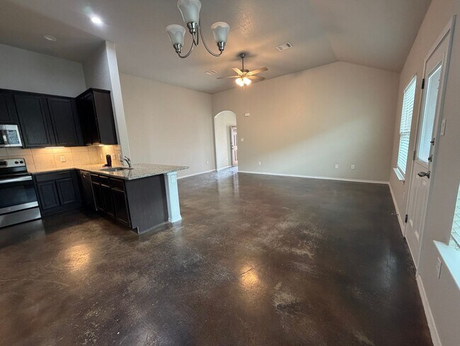Building Photo - Luxury 3/2 Duplex in Seguin, Texas