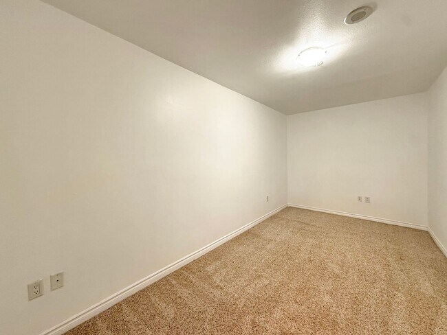 Building Photo - Modern 2BR/2.5BA with a Bonus Room Condo i...