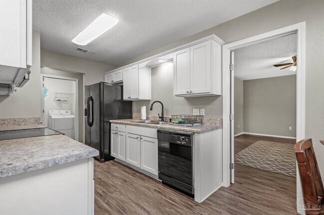 Building Photo - 5499 Chantilly Cir