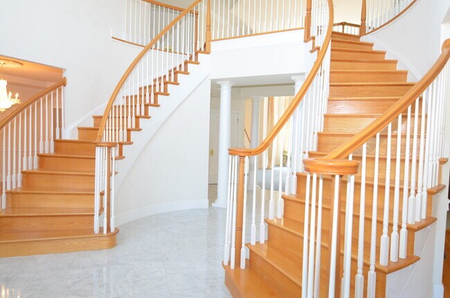 Building Photo - 4 Summit Way