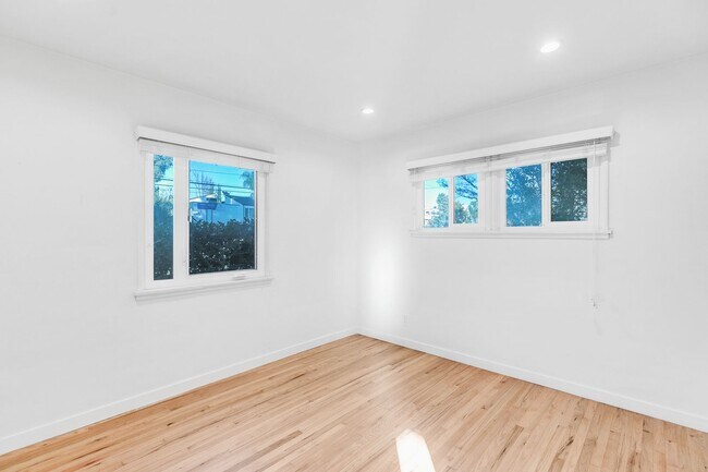 Building Photo - 12334 Moorpark St