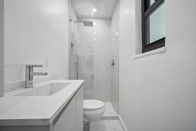 Building Photo - 5661 Pine Tree Dr